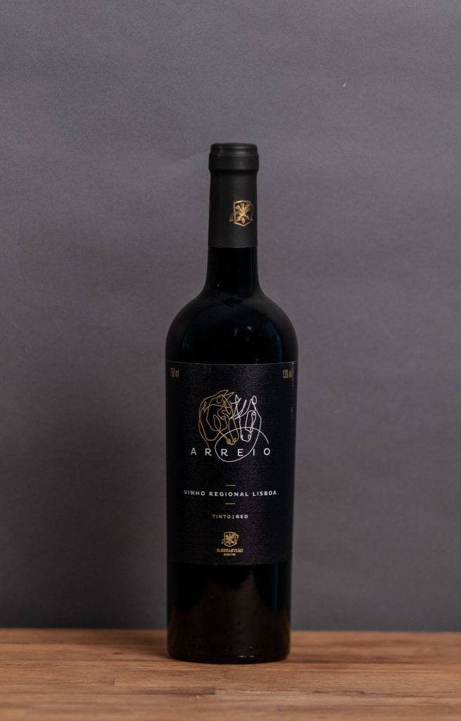 Fles Arreio Vinho Regional Lisboa Tinto – Portugese rode wijn van Quinta de S. Sebastião, vol en fruitig, verkrijgbaar bij Veni Vino