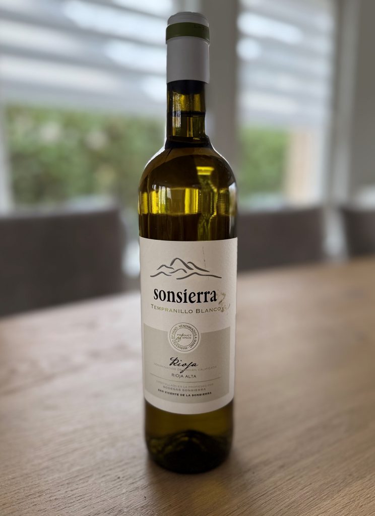 Een fles Sonsierra Tempranillo Blanco uit de Rioja.